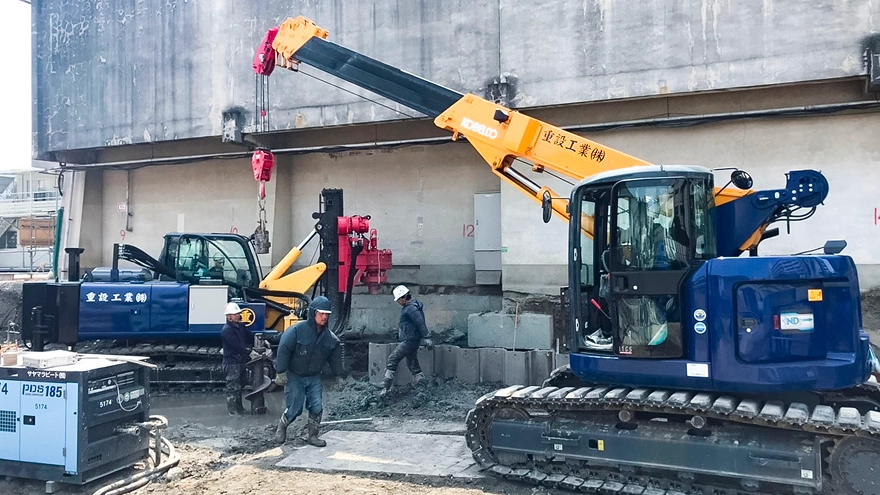 超低空頭型杭打機による先行削孔